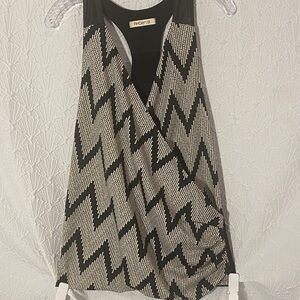 Arden B Black and White Dressy Chevron Patterned Sleeveless Blouse. Size Large